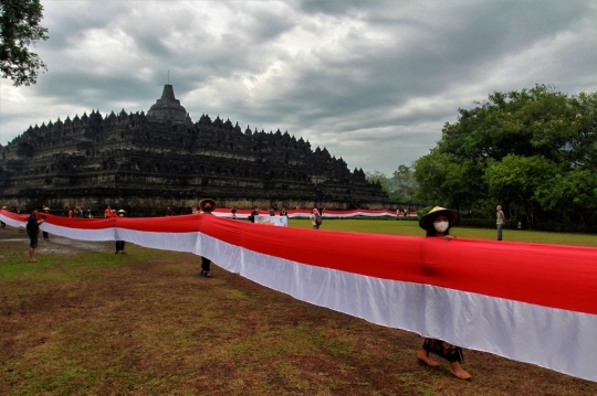 Hari Pancasila, Merah Putih 1 Kilometer Membentang di Candi Borobudur