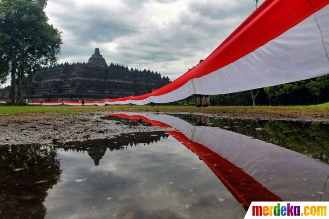 Bendera nasional Indonesia sepanjang 1.000 meter terlihat dengan latar belakang Candi Borobudur yang berdiri dari abad ke-9 selama memperingati Hari Pancasila di Magelang, Jawa Tengah, Rabu (1/6/2022).