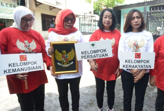 Aksi Ibu-Ibu Sosialisasi Nilai-Nilai Pancasila Kepada Masyarakat