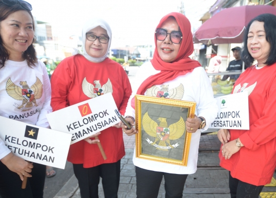 Aksi Ibu-Ibu Sosialisasi Nilai-Nilai Pancasila Kepada Masyarakat