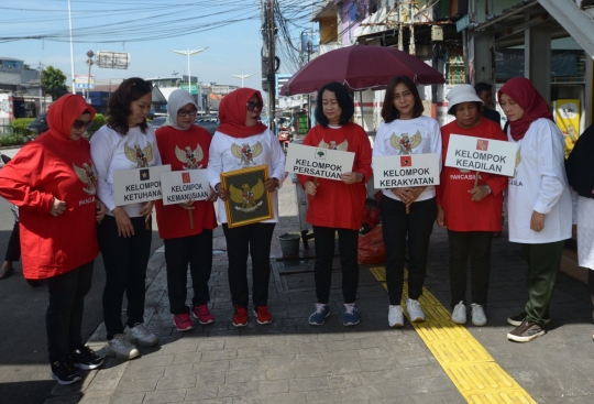 Aksi Ibu-Ibu Sosialisasi Nilai-Nilai Pancasila Kepada Masyarakat