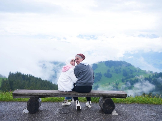 Potret Keseruan Lesty & Rizky Billar Liburan di Switzerland, Captionnya Kocak