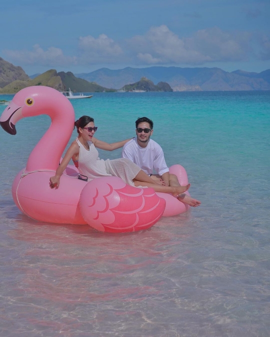 Intip 5 Momen Keseruan Syahnaz Sadiqah dan Keluarga Liburan di Pulau Komodo