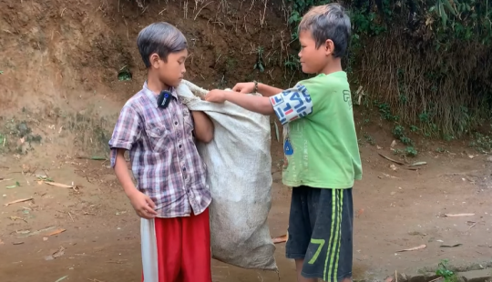 Orangtua Sudah Meninggal Dunia, Anak Desa Ini Rela Mulung Rongsokan Untuk Jajan