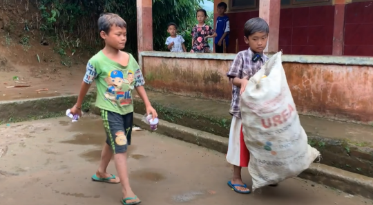 Orangtua Sudah Meninggal Dunia, Anak Desa Ini Rela Mulung Rongsokan Untuk Jajan