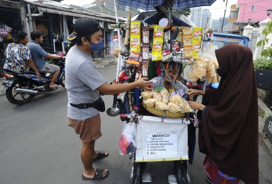 Semangat Penyandang Disabilitas Berjualan di Atas Kursi Roda