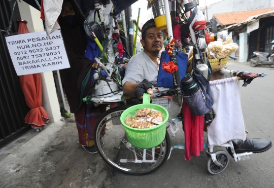 Semangat Penyandang Disabilitas Berjualan di Atas Kursi Roda