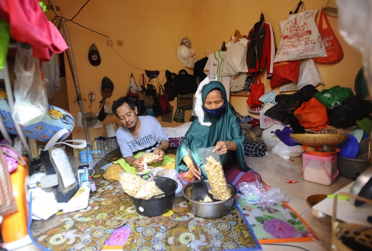 Semangat Penyandang Disabilitas Berjualan di Atas Kursi Roda