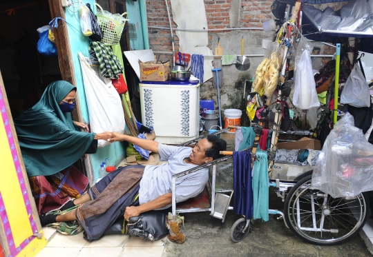 Semangat Penyandang Disabilitas Berjualan di Atas Kursi Roda