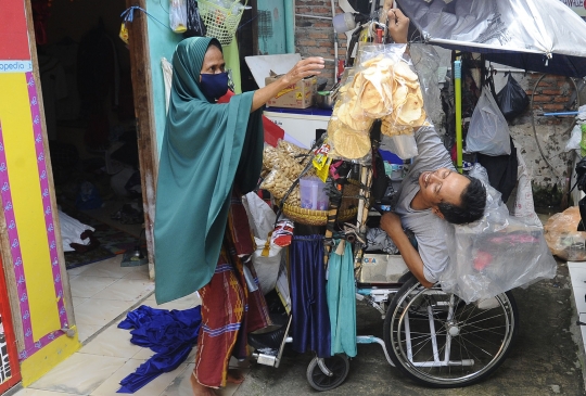 Semangat Penyandang Disabilitas Berjualan di Atas Kursi Roda
