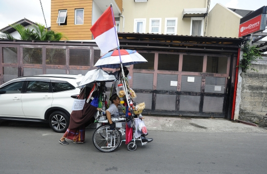 Semangat Penyandang Disabilitas Berjualan di Atas Kursi Roda