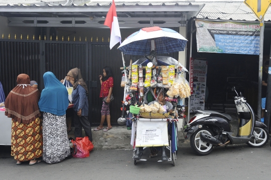 Semangat Penyandang Disabilitas Berjualan di Atas Kursi Roda