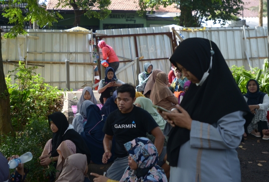 Potret PKL di Tebet Eco Park Jajakan Makanan dan Minuman Lewat Pagar Seng