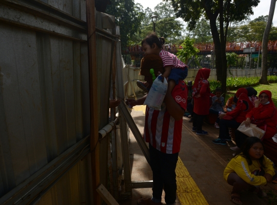 Potret PKL di Tebet Eco Park Jajakan Makanan dan Minuman Lewat Pagar Seng