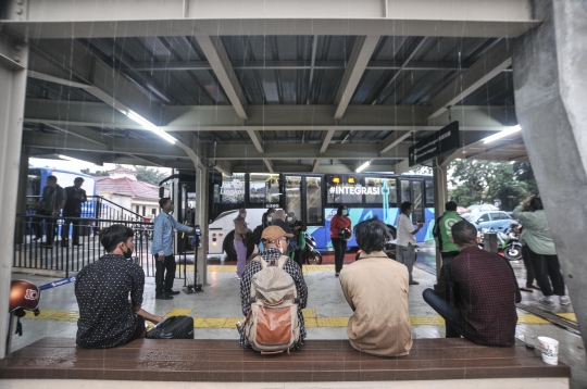 Cegah Lonjakan Penumpang, Transjakarta Tambah Armada di Stasiun Manggarai