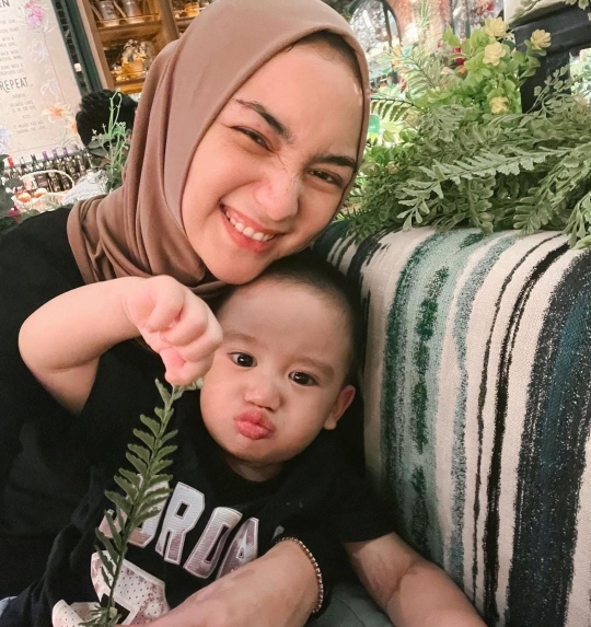 Makin Ganteng dan Menggemaskan, Ini 8 Potret Terbaru Baby Athar Anak Citra Kirana