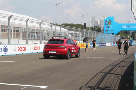 Pembalap Formula E Lakukan Track Walk di Lintasan Jakarta International E-Prix