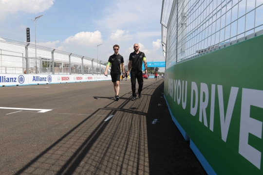 Pembalap Formula E Lakukan Track Walk di Lintasan Jakarta International E-Prix