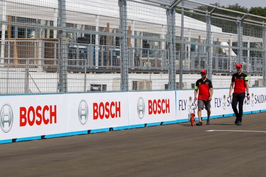 Pembalap Formula E Lakukan Track Walk di Lintasan Jakarta International E-Prix