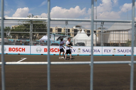 Pembalap Formula E Lakukan Track Walk di Lintasan Jakarta International E-Prix