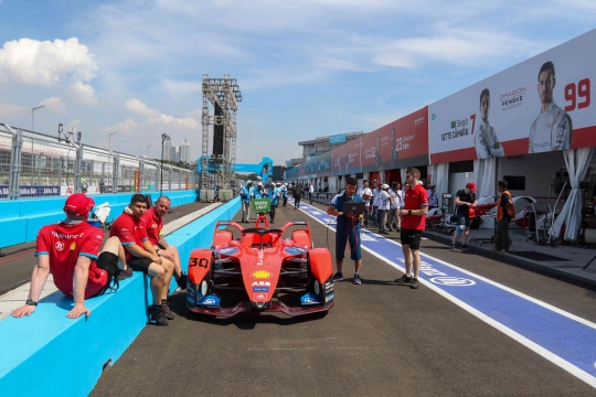 Memantau Situasi Paddock Formula E Jakarta