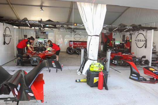 Memantau Situasi Paddock Formula E Jakarta