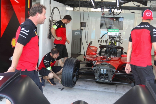 Memantau Situasi Paddock Formula E Jakarta