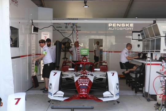 Memantau Situasi Paddock Formula E Jakarta