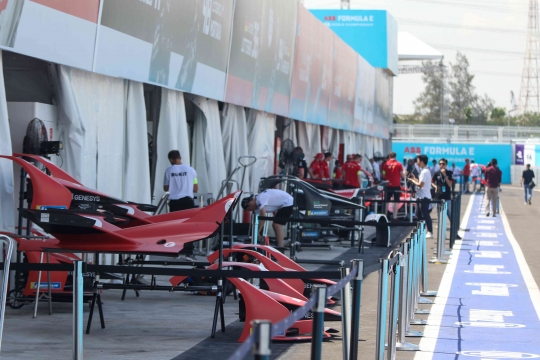Memantau Situasi Paddock Formula E Jakarta