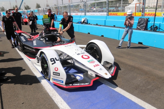 Memantau Situasi Paddock Formula E Jakarta