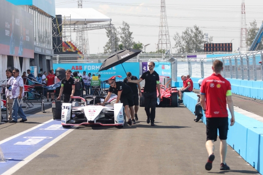 Memantau Situasi Paddock Formula E Jakarta