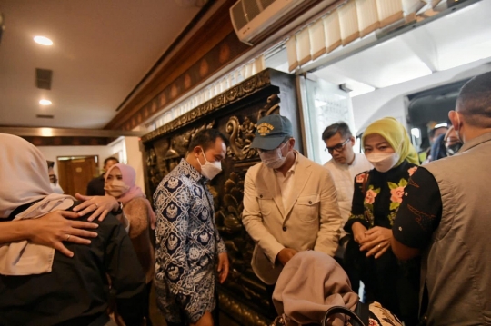 Momen Ridwan Kamil Jalan Tertunduk saat Tiba di Bandara Soekarno–Hatta