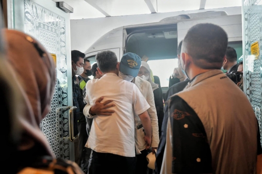 Momen Ridwan Kamil Jalan Tertunduk saat Tiba di Bandara Soekarno–Hatta
