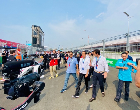 Momen Jokowi dan Anies Tinjau Kesiapan Tim Pembalap Formula E Jakarta