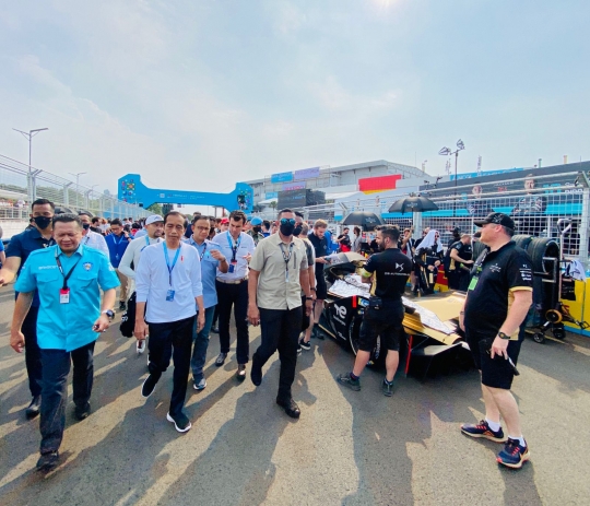 Momen Jokowi dan Anies Tinjau Kesiapan Tim Pembalap Formula E Jakarta