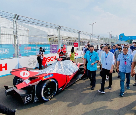 Momen Jokowi dan Anies Tinjau Kesiapan Tim Pembalap Formula E Jakarta