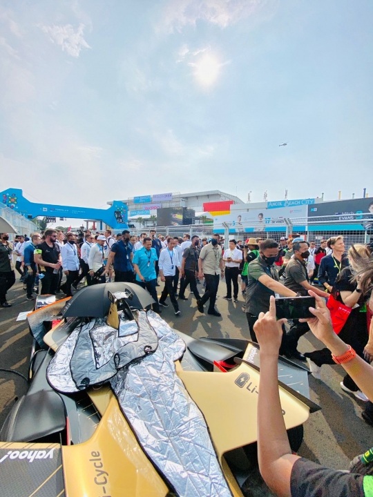Momen Jokowi dan Anies Tinjau Kesiapan Tim Pembalap Formula E Jakarta