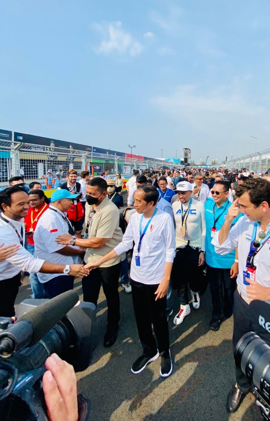 Momen Jokowi dan Anies Tinjau Kesiapan Tim Pembalap Formula E Jakarta