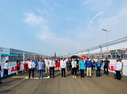 Momen Jokowi dan Anies Tinjau Kesiapan Tim Pembalap Formula E Jakarta