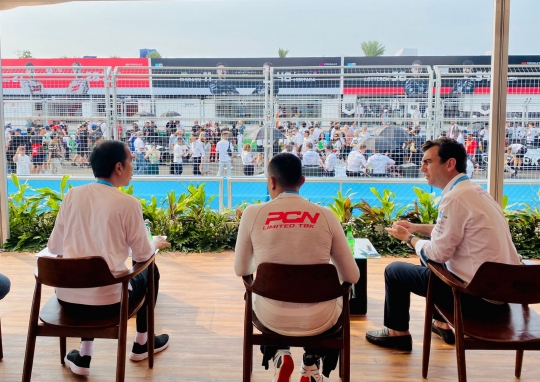Momen Jokowi dan Anies Tinjau Kesiapan Tim Pembalap Formula E Jakarta