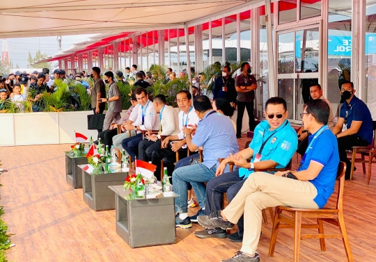 Momen Jokowi dan Anies Tinjau Kesiapan Tim Pembalap Formula E Jakarta