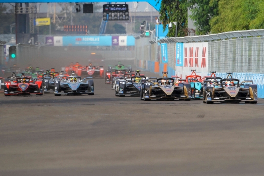 Melihat Aksi Pembalap Bersaing di Formula E Jakarta
