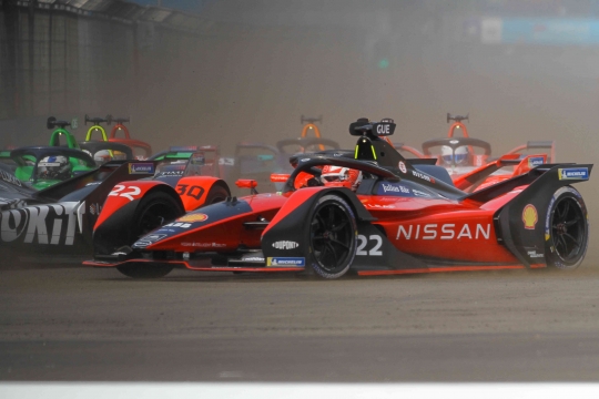 Melihat Aksi Pembalap Bersaing di Formula E Jakarta