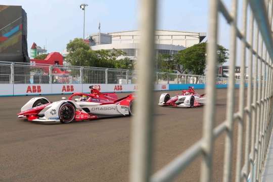 Melihat Aksi Pembalap Bersaing di Formula E Jakarta