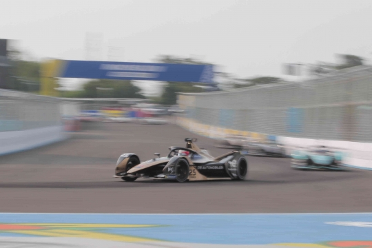 Melihat Aksi Pembalap Bersaing di Formula E Jakarta