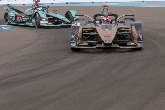 Melihat Aksi Pembalap Bersaing di Formula E Jakarta