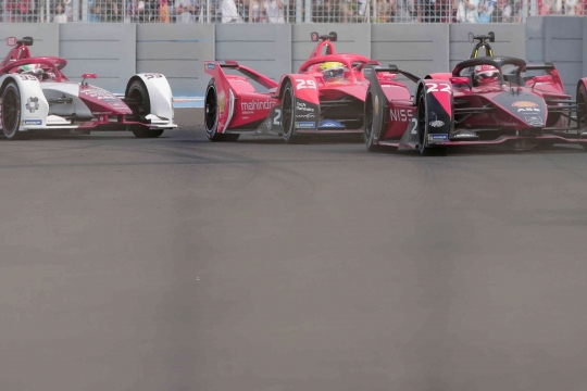 Melihat Aksi Pembalap Bersaing di Formula E Jakarta