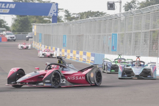 Melihat Aksi Pembalap Bersaing di Formula E Jakarta