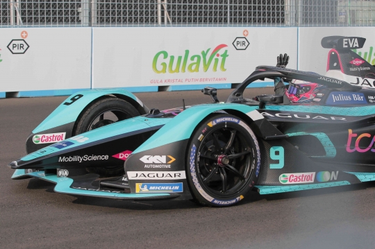 Melihat Aksi Pembalap Bersaing di Formula E Jakarta