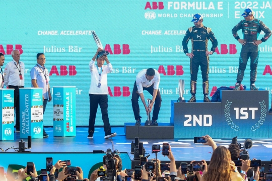 Presiden Jokowi Serahkan Piala ke Pemenang Formula E Jakarta